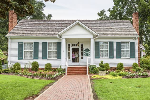 Main House Serves As a Museum AT Ivy Green, The Birthplace of Helen Cellar, in Tuscumbia, Alabama, USA, North America Copyright: imageBROKER RonxBuskirk iblbus10914936.jpg