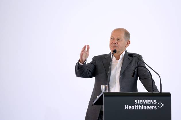 Federal Chancellor Olaf Scholz SPD during his visit to the Siemens Healthineers AG plant in Erlangen Erlangen, 08 07 2024 Bavaria Germany Copyright: xDwixAnoraganingrumx