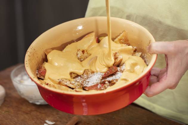 IMAGO Creative, Herbst, Food, Apfelkuchen Pour the dough over the apples. Cooking apple pie. Pour the dough over the apples. Cooking apple pie. Copyright: xZoonar.com LazarenkaxSviatlanax 21894359