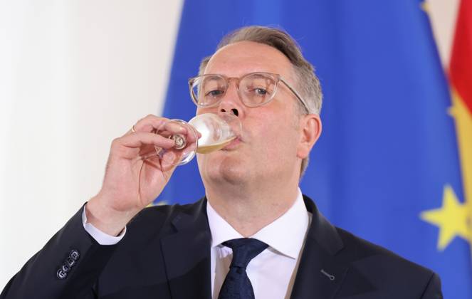 New Minister President SPD Mainz 10 07 2024, Germany, Mainz, Rhineland Palatinate, state parliament, state chancellery,New Minister President Alexander Schweitzer,SPDm with his cabinet and a Riesling sparkling wine from the country, glass, drinking, cabinet, Mainz Rhineland Palatinate Germany