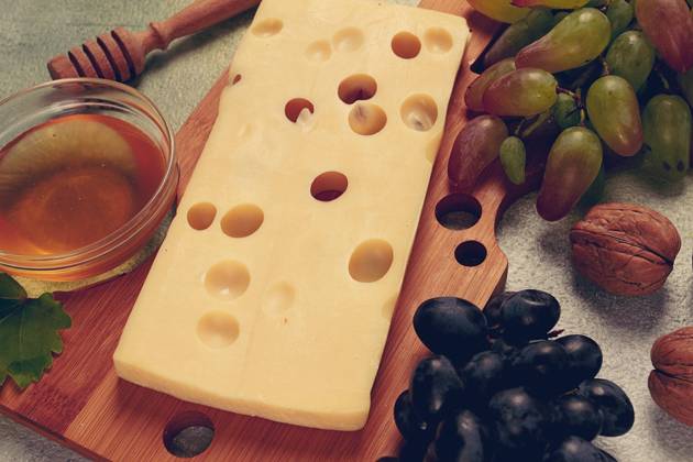 Cheese With Big holes, emmental, maasdam, Brie cheese, ON a Cutting board, With grapes and honey, nuts, appetizer to wine, Top View Copyright: imageBROKER GalinaxDidebashvili ibxgai10387654.jpg RECORD DATE NOT STATED