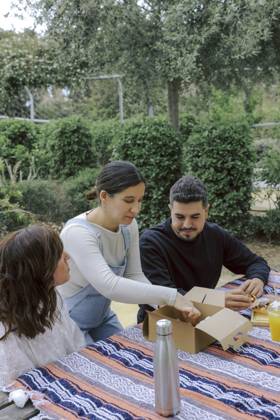 MR_ID21763_17423_LaraMartinez.jpg, MR_ID21763_17422_CarmenGomez.jpg, MR_ID21763_17425_MiguelSarrio.jpg, MR_ID21763_17424_ClaudiaAlcantarilla.jpg Three friends enjoying an outdoor picnic, sharing food and drinks. Two women and a man engage in friendly conversation Model Released LuisTenza_ID21763_638534_016 Copyright: xLuisxTenzax RECORD DATE NOT STATED