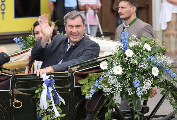 Soeder in the festival tent 13 07 2024, germany, Bavaria, Zwiesel, Grenzlandfestzelt, Ministerpraesident Markus Soeder CSU with carriage enters, with beer, with Hubert Aiwanger Freie Waehler and SPD mayor Karl heinz Eppinger, at the festival Soeder said, the honorary office in Zwiesel has more sense than the entire government apparatus in berlin Zwiesel Bavaria Germany