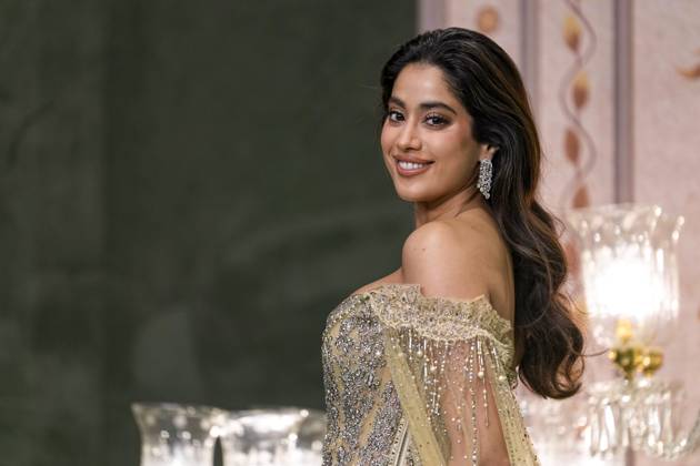 Anant-Radhika s post wedding ceremony Mumbai: Actor Janhvi Kapoor poses for photos upon her arrival to attend Anant Ambani and Radhika Merchant s post wedding ‘Blessing Ceremony’, in Mumbai, Saturday, July 13, 2024. (PTI Photo Kunal Patil) (PTI07_13_2024_000268B) Mumbai Maharashtra India  Copyright: xKunalxPatilx (PTI07_13_2024_000268B)