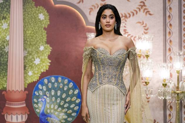 Anant-Radhika s post wedding ceremony Mumbai: Actor Janhvi Kapoor poses for photos upon her arrival to attend Anant Ambani and Radhika Merchant s post wedding ‘Blessing Ceremony’, in Mumbai, Saturday, July 13, 2024. (PTI Photo Kunal Patil) (PTI07_13_2024_000272A) Mumbai Maharashtra India  Copyright: xKunalxPatilx (PTI07_13_2024_000272A)