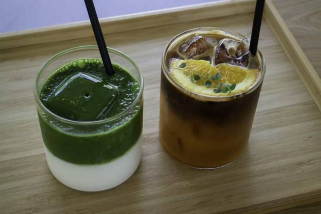  Iced matcha greentea and iced black orange coffee on wooden table, Iced matcha greentea and iced black orange coffee on wooden table, stock photo, Iced matcha greentea and iced black orange coffee on wooden table, stock photo, 10.04.2023, Copyright: xnalinratphix Panthermedia34190701.jpg