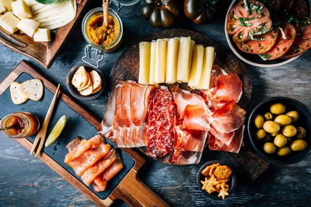  Appetizers with different antipasti, charcuterie, snacks, meat platter with cheese and spicy olives, Appetizers with different antipasti, charcuterie, snacks, meat platter with cheese and spicy olives, salmon carpaccio and tomato salad, Appetizers with different antipasti, charcuterie, snacks, meat platter with cheese and spicy olives, salmon carpaccio and tomato salad, 02.06.2023, Copyright: xBrebcax Panthermedia35018997.jpg