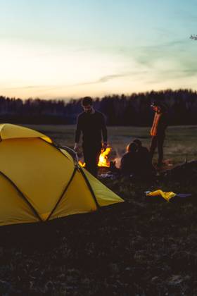 man sets up a tent on a camping trip, camping sunset tent. Minsk, Minsk Region, Belarus CR_YUKI240612B2-1453857-01 ,model released, Symbolfoto