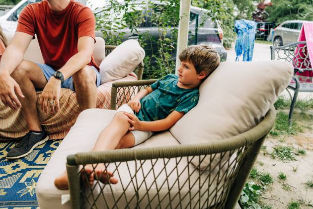 IMAGO Creative, Sommer, Sommertage im Garten Father and son relaxing on the patio, enjoying a summer day. Falmouth, Massachusetts, United States R_FKNH240712-1484016-01 ,model released, Symbolfoto