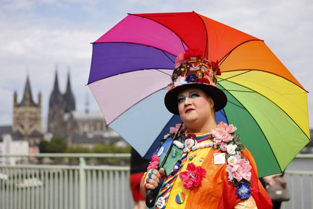 A participant of the demo poses with rainbow outfit in front of Cologne Cathedral at the CSD parade as part of Cologne Pride 2024 Cologne, 21 07 2024 NRW Germany Copyright: xChristophxHardtx