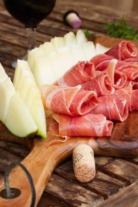 IMAGO Creative, Food, Tapas spanish tapas - slices of cured pork jamon with melon and wine. spanish tapas ,model released, Symbolfoto