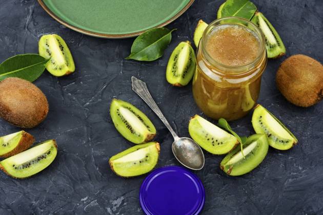 IMAGO Creative, Jahreszeit Sommer, Food, Marmelade kochen Homemade kiwi jam jar with raw fruit ,jam kiwi in a glass jar. Homemade kiwi jam ,model released, Symbolfoto