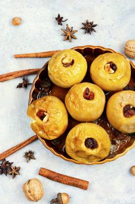Baked autumn apples with nuts, cinnamon and raisins in plate.. Sweet baked apples. ,model released, Symbolfoto