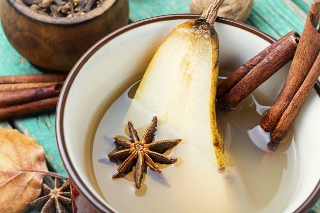 Traditional autumn alcoholic drink.Warm pear mulled wine.Pear wine with spices.. Hot pear wine. ,model released, Symbolfoto