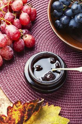 IMAGO Creative, Jahreszeit Sommer, Food, Marmelade kochen Delicious homemade autumn grape jam.Autumn dessert.Autumn still life. Jar of grape jam. ,model released, Symbolfoto