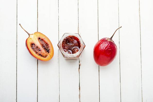 IMAGO Creative, Jahreszeit Sommer, Food, Marmelade kochen Delicious exotic tamarillo jam in a glass jar. Jar of tamarillo jam. ,model released, Symbolfoto