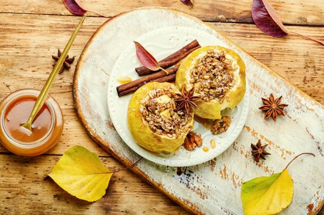 Baked apples stuffed with granola and nuts.Baking concept. Baked apples with caramel sauce ,model released, Symbolfoto