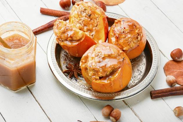 Persimmon stuffed with oatmeal with caramel sauce.Baked persimmon.Closeup photo. Baked stuffed persimmon ,model released, Symbolfoto