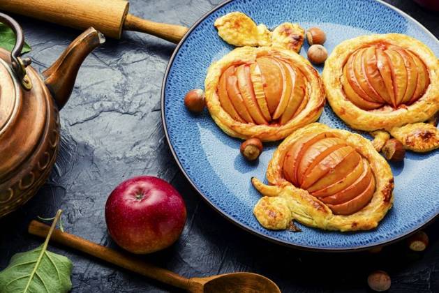 IMAGO Creative, Herbst, Food, Apfelkuchen Delicious fall pie with apples and hazelnut paste. Apple mini pie. Autumn dessert.. Pie with apples and hazelnuts ,model released, Symbolfoto