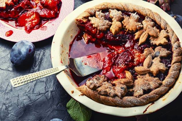 IMAGO Creative, Herbst, Food, Pflaumenkuchen Homemade delicious pie with autumn plum.Fruit summer pastries. Autumn plum cake ,model released, Symbolfoto