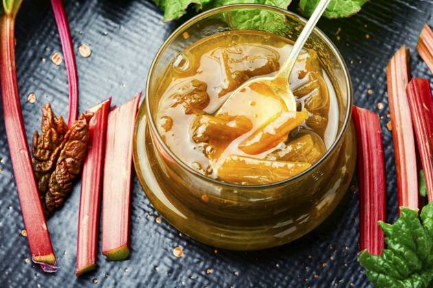 Homemade rhubarb jam in glass jar. Rhubarb jam in glass bowl ,model released, Symbolfoto