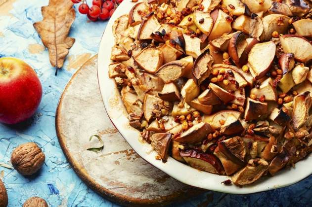 IMAGO Creative, Herbst, Food, Apfelkuchen Seasonal, a sweet dessert made from apples baked in dough. Autumn apple pie ,model released, Symbolfoto