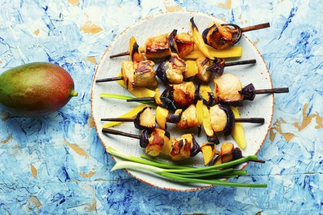 Diet chicken skewer with ripe mango. Shashlik. Delicious chicken kebabs, shashlik ,model released, Symbolfoto