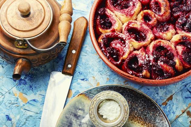 IMAGO Creative, Jahreszeit Sommer, Kirschen Homemade cottage cheese pie with cherry filling for tea. Baked curd pie with cherries. ,model released, Symbolfoto