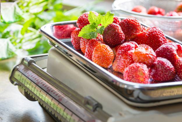 IMAGO Creative, Jahreszeit Sommer, Food, Marmelade kochen Strawberry jam cooking weigh the strawberries.. Strawberry jam cooking weigh the strawberries ,model released, Symbolfoto