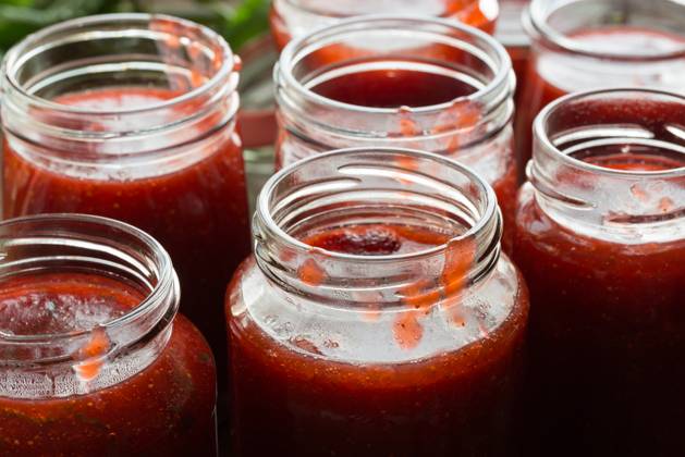 IMAGO Creative, Jahreszeit Sommer, Food, Marmelade kochen Strawberry jam cooking fill the jam.. Strawberry jam cooking fill the jam ,model released, Symbolfoto