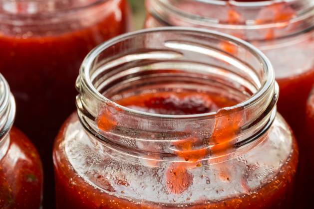 IMAGO Creative, Jahreszeit Sommer, Food, Marmelade kochen Strawberry jam in a jar macro.. Strawberry jam in a jar macro ,model released, Symbolfoto