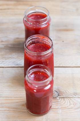 IMAGO Creative, Jahreszeit Sommer, Food, Marmelade kochen Strawberry jam in a jar on wood.. Strawberry jam in a jar on wood ,model released, Symbolfoto