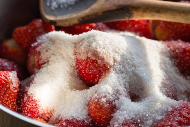 IMAGO Creative, Jahreszeit Sommer, Food, Marmelade kochen Strawberry jam cooking encore of sugar.. Strawberry jam cooking encore of sugar ,model released, Symbolfoto