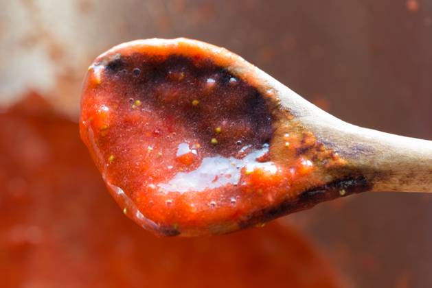 IMAGO Creative, Jahreszeit Sommer, Food, Marmelade kochen Strawberry jam cooking in a pot with wooden spoon.. Strawberry jam cooking in a pot with wooden spoon ,model released, Symbolfoto