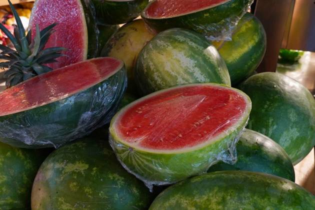  Red shiny and ripe water melon slices on sale at market, Red shiny and ripe water melon slices on sale at market, Red shiny and ripe water melon slices on sale at market, 19.08.2023, Copyright: xNayalyHx Panthermedia35751641.jpg