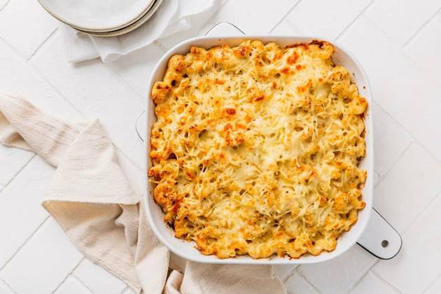  Mac and cheese in casserole on white kitchen table, Mac and cheese in casserole on white kitchen table, Mac and cheese in casserole on white kitchen table, 23.05.2023, Copyright: xBrebcax Panthermedia34889925.jpg