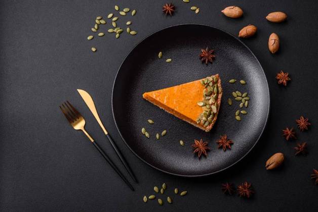IMAGO Creative, Herbst, Food, Pumpkin Pie Beautiful tasty pumpkin pie with slices on a black ceramic plate, Beautiful tasty pumpkin pie with slices on a black ceramic plate on a dark concrete background, Beautiful tasty pumpkin pie with slices on a black ceramic plate on a dark concrete background, 08.09.2023, Copyright: xTan4ikx Panthermedia35853446.jpg