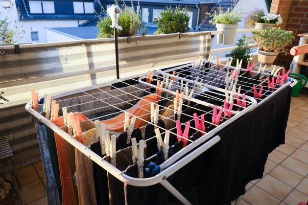 Düsseldorf 31 07 2024 clothes horse colorful clothesline clothespins clothespins sustainable environmentally friendly air-drying wet laundry balcony solar energy wind energy sunlight solar heat solar heat save electricity no tumble dryer electricity bill electricity consumption washing towel tow