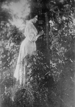 RECORD DATE NOT STATED Helen Keller, standing next to tree, 1912. Copyright:xHeritagexArt HeritagexImagesxBainxNewsxServicex IMAGO, ! ACHTUNG: AUFNAHMEDATUM GESCHÄTZT!  Copyright:HeritagexArt HeritagexImagesxBainxNewsxServicex IMAGO