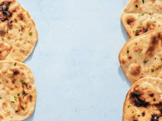 IMAGO Creative, Food, Brot, Naan naan flatbread on blue, copy space, top view, Pattern of fesh naan bread on blue background with copy space in center. Top view of perfect naan flatbreads as indian pakistani food background, Pattern of fesh naan bread on blue background with copy space in center. Top view of perfect naan flatbreads as indian pakistani food background, 19.07.2023, Copyright: xFascinadorax Panthermedia35535992.jpg