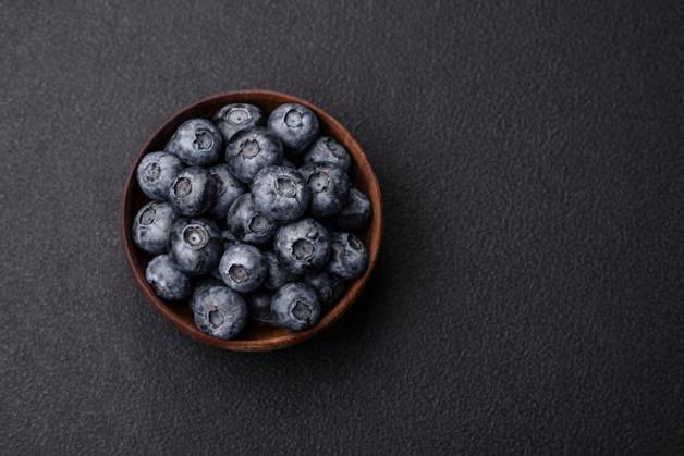  Delicious fresh sweet blueberries in a ceramic bowl. Vegan food, Delicious fresh sweet blueberries in a ceramic bowl on a dark concrete background, Delicious fresh sweet blueberries in a ceramic bowl on a dark concrete background, 21.09.2023, Copyright: xTan4ikx Panthermedia35915962.jpg