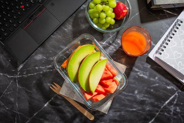 Healthy snack at office workplace, organic vegan meals from take away lunch box, Healthy snack at office workplace, organic vegan meals from take away lunch box, Healthy snack at office workplace, organic vegan meals from take away lunch box, 14.08.2023, Copyright: xBrebcax Panthermedia35730867.jpg