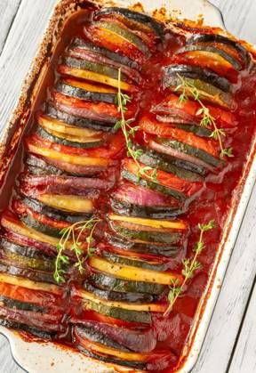  Briam Greek Vegetable Bake, Baking dish with Briam Greek Vegetable Bake, Baking dish with Briam Greek Vegetable Bake, 14.08.2023, Copyright: xAlex9500x Panthermedia35732097.jpg