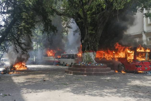 News Themen der Woche KW31 NEWS Bilder des Tages Nearly 100 Killed As Violent Protests Rock Bangladesh Four people including a student and a leader of Awami League have died after receiving bullets during clashes between protestors and a combined force of the police and the ruling party Awami League, alongside its affiliates at different parts in Dhaka, Bangladesh, August 4, 2024. Nearly 100 people were killed and hundreds more injured Sunday as renewed anti-government protests swept across Bangladesh, with protesters calling for the prime minister to resign and the prime minister accusing them of sabotage and cutting off mobile internet in a bid to quell the unrest. Photo by Suvra Kanti Das ABACAPRESS.COM Dhaka Bangladesh Copyright: xSuvraxKantixDas ABACAx
