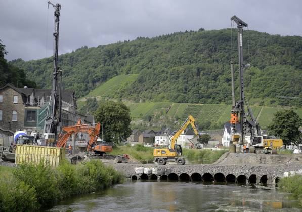 DEU , GERMANY After the flood disaster in the Ahr valley in July 2021 the Deutsche Bahn AG is rebuilding the destroyed Ahr valley train line , here in Dernau , 17 07 2024 DEU , GERMANY After the flood disaster in the Ahr valley in July 2021 the Deutsche Bahn AG is rebuilding the destroyed Ahr valley train line , here in Dernau , 17 07 2024