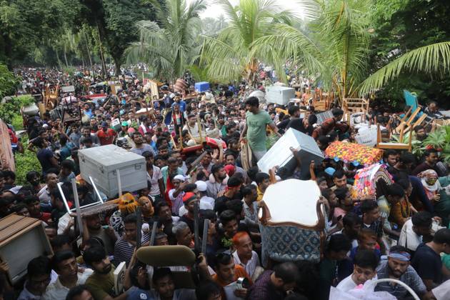 Bilder des Jahres 2024, News 08 August News Themen der Woche KW32 News Bilder des Tages August 5, 2024, Dhaka, Wari, Bangladesh: Anti-government protestors celebrate in Shahbag near Dhaka university area in Dhaka on August 5, 2024. Protests in Bangladesh that began as student-led demonstrations against government hiring rules in July culminated on August 5, in the prime minister fleeing and the military announcing it would form an interim government.People gather to celebrate the fall of Bangladesh Prime Minister Sheikh Hasina after an intense clash between police, pro-government forces, and anti-Quota protesters in Dhaka, Bangladesh. Dhaka Bangladesh - ZUMAr336 20240805_zip_r336_017 Copyright: xHabiburxRahmanx