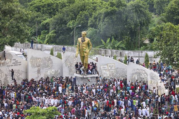 Bangladesh Protests Protesters are climbing a public monument as they are celebrating the news of Prime Minister Sheikh Hasina s resignation in Dhaka, Bangladesh, on August 5, 2024. Bangladeshi Prime Minister Sheikh Hasina s 15-year rule is ending on August 5, as she is fleeing after more than a month of deadly protests as the military is announcing it will form an interim government. Dhaka Bangladesh  Copyright: xKazixSalahuddinxRazux originalFilename: salahuddin-notitle240805_npjr5.jpg