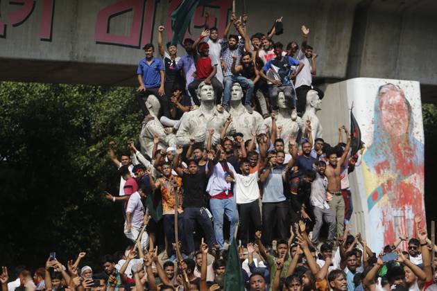 People Celebrates In Bangladesh Anti-government protestors are celebrating at Dhaka University after the fall of the country s Prime Minister Sheikh Hasina following a deadly clash between police, pro-government forces, and anti-Quota protesters in Dhaka, Bangladesh, on August 5, 2024. Dhaka Bangladesh  Copyright: xRehmanxAsadx originalFilename: asad-notitle240805_np6RU.jpg