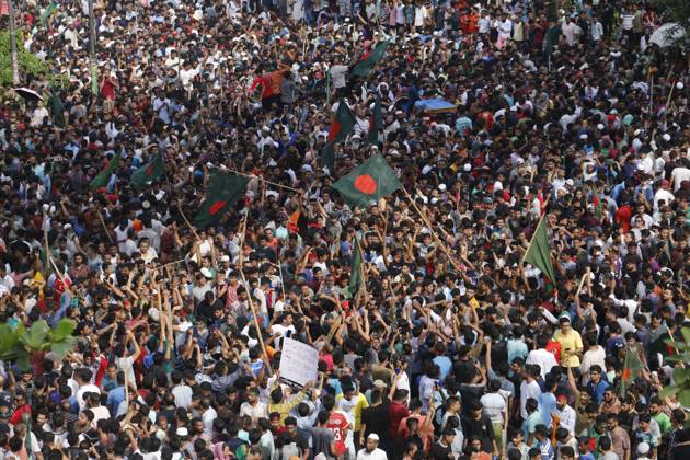 People Celebrates In Bangladesh Anti-government protestors are celebrating in Shahbag after the fall of the country s Prime Minister Sheikh Hasina after a deadly clash between police, pro-government forces, and anti-Quota protesters in Dhaka, Bangladesh, on August 5, 2024. Dhaka Bangladesh  Copyright: xRehmanxAsadx originalFilename: asad-notitle240805_npezr.jpg
