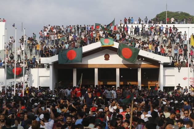 People Celebrates In Bangladesh Bangladeshi people are celebrating at the country s Prime Minister Sheikh Hasina s office after she fled and resigned in Dhaka, Bangladesh, on August 5, 2024. Dhaka Bangladesh  Copyright: xRehmanxAsadx originalFilename: asad-notitle240805_npUKQ.jpg